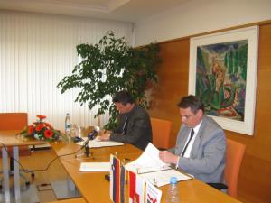 Župan mag. Marko Diaci je podpisal pogodbo z direktorjem podjetja KIT-AK gradnje d.o.o. Rogaška Slatina, Andrejem Kitakom, ki bo izvajalo ureditev površin ob Pešnici. 