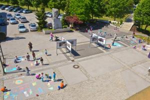 Mestni trg v Tednu ljubiteljske kulture slikarsko platno najmlajših