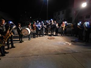 Člani Pihalnega orkestra Šentjur so pripravljeni na deževne razmere poskrbeli, da šentjurski občani niso ostali brez budnice. Še pred zoro ob štirih zjutraj je zadonela v središču Šentjurja, nato pa še po številnih krajih občine.