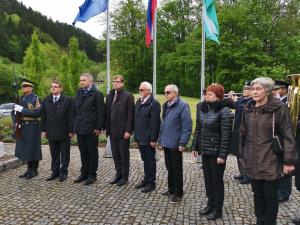 Polaganje venca pri spomeniku v Dobrijah, foto: Nejc Strojnik (vir: časnik Večer)