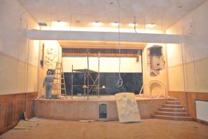 Plastiki bosta v obnovi odstranjeni s portalne stene odra in nato nameščeni v novo vhodno avlo.