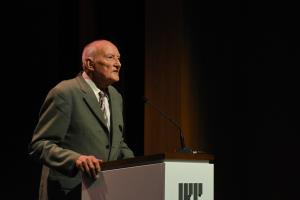 dr. Jurij Kunaver pri nagovoru in zahvali 