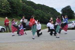 odprtje-dolga-gora-2013-06jun-plesalci_b