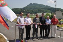 Predsednik Sveta KS Šentjur - Rifnik Franc Pevec, poslanec mag. Štefan Tisel, župan mag. Marko Diaci, državni sekretar mag. Uroš Rožič, predsednik Območne obrtno-podjetniške zbornice Zdenko Horvat in predsednik sveta Mestne skupnosti Šentjur Jože Štiglic med rezitvijo traku