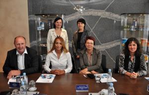 Z leve sedijo: Jožef Čaks, župan Občine Šmarje pri Jelšah, Meira Hot, podžupanja Občine Piran, mag. Romana Lesjak, županja Občine Črna na Koroškem in Judita Methans Šarlah, predstavnica Občina Šentjur; v ozadju predstavnici Heliosa, Andreja Roš in Nataša Hajdinjak