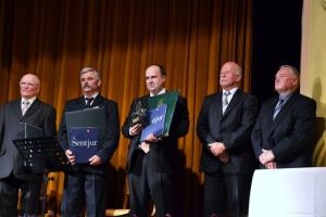 Z leve: Anton Kukovič, predsednik Konjerejskega društva Šentjur Stanko Drobne, Uroš Erjavec, ki je v odsotnosti Florjana Cveta Erjavca prevzel kipec sv. Jurija, predsednik Sveta Mestne skupnosti Šentjur Jože Štiglic in podpredsednik sveta Zdenko Horvat