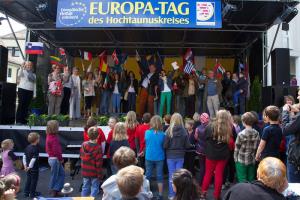 Zaplapolale so zastave iz vse Evrope.