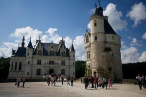 Grad Chenonceau, ki je med obiskovalci najbolj priljubljena turistična zgradba, takoj za Versajsko palačo.