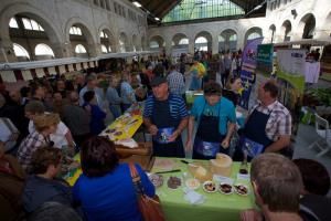 Na tržnici so turistično promocijo Slovenije in Šentjurja dopolnjevale domače dobrote. Očitno so šle kar v slast …