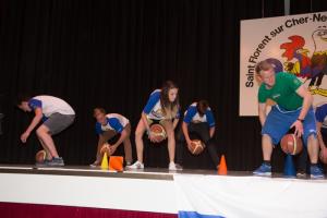 Košarka na igrišču, košarka na odru.