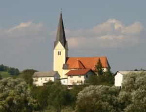 Cerkev sv. Ahaca v Stopčah