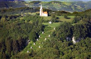 Cerkev sv. Križa ter kapelice križevega pota Planina