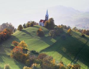 Cerkev sv. Križa ter kapelice križevega pota Planina