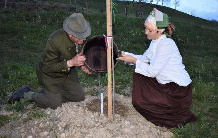 Za sadike na Prevorju bo skrbel tudi razbojnik Guzaj, če bi prišel kaj mimo, in njegova Barbika. 
