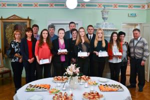 Skupinska fotografija najboljših maturantk s svojimi starši in županom
