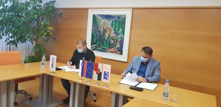 Podpis pogodbe z direktorjem podjetja Tomgrad d.o.o, Podčetrtek, ki bo izvajalo dela, Tomažem Hohnjecem. 