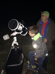 Najmlajši so občudovali pogled skozi teleskope. 