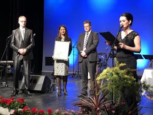 Predaja listine Mesta Šentjur direktorici Doma starejših Šentjur Vesni Vodišek Razboršek (foto: Šentjurčan) 