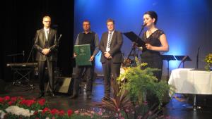 Predaja listina Mesta Šentjur direktorju VDC Šentjur Leonu Štembergarju (foto: Šentjurčan)