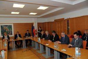 Poleg ministra za infrastrukturo se je podpisa udeležil še direktor Direkcije RS za infrastrukturo Damir topolko s strokovnimi sodelavci. 