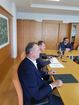 Podpis pogodbe, desno Iztok Žigon iz Ministrstva za vzgojo in izobraževanje 