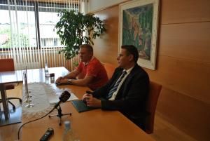 Pogodbo o izvajanju del sta podpisala župan mag. Marko Diaci in direktor podjetja Tomgrad d.o.o. Tomaž Hohnjec. 