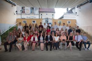 Skupinska fotografija župana, ravnateljev in učencev 