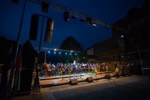 Prireditev je povezovala Polonca Jazbinšek. 