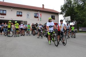 Z udeležnci maratona Od gasilskega doma do gasilskega doma PGD Lokarje. 