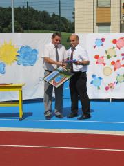 Župan je od predsednika KS prejel fotografijo novega igrišča ter nogometni dres s simboli KS Dramlje. 