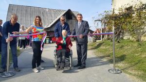 Rez traku s krajanko Marico Škoberne