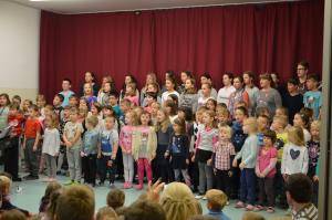 Učenke in učenci OŠ Blaža Kocena Ponikva so se pridružili vseslovenskemu zboru s petjem Slakovega Čebelarja. 