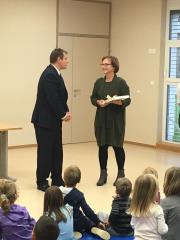 Knjižno darilo za vrtec je sprejela ravnateljica Elizabeta Jelen.