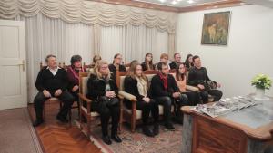 Zlate maturantke v spremstvu najbližjih na sprejemu pri županu. 