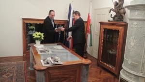 V imenu Jerneja Čokla, ki je imel študijske obveznosti, je spominsko darilo prevzel njegov oče. 