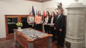 Župan z zlatimi maturantkami. 