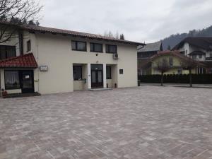Prenovljena ploščad pred kulturnim domom 