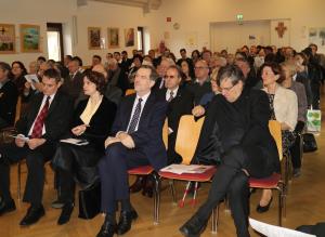 Slavnostna akademija, v ospredju župan mag. Marko Diaci, njena ekselenca mag. Ksenija Škrilec in evropski poslanec Lojze Peterle 