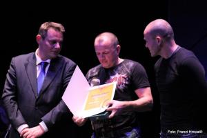 Vahid Drapić, trener in oče, je prevzel prizanje za sina Denisa. 