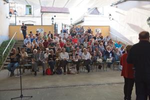 V vrtu Ipavčeve hiše je donela pesem Jakobčanov. 