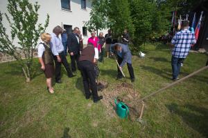 Saditev jablane, darilo Neu Anspacha 