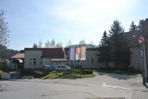 Obstoječe stanje objekta, ceste in parkirišča. 