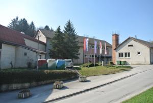 OŠ Slivnica pri Celju pred postavitvijo gradbenih odrov. 