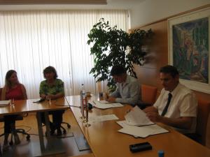 Podpis pogodbe z izvajalcem del. 