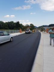 Svež asfalt na novem mostu pri Zikošek (preko Voglajne). 