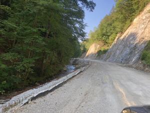 Vozišče v gradnji - cesta Planina - Sevnica. 