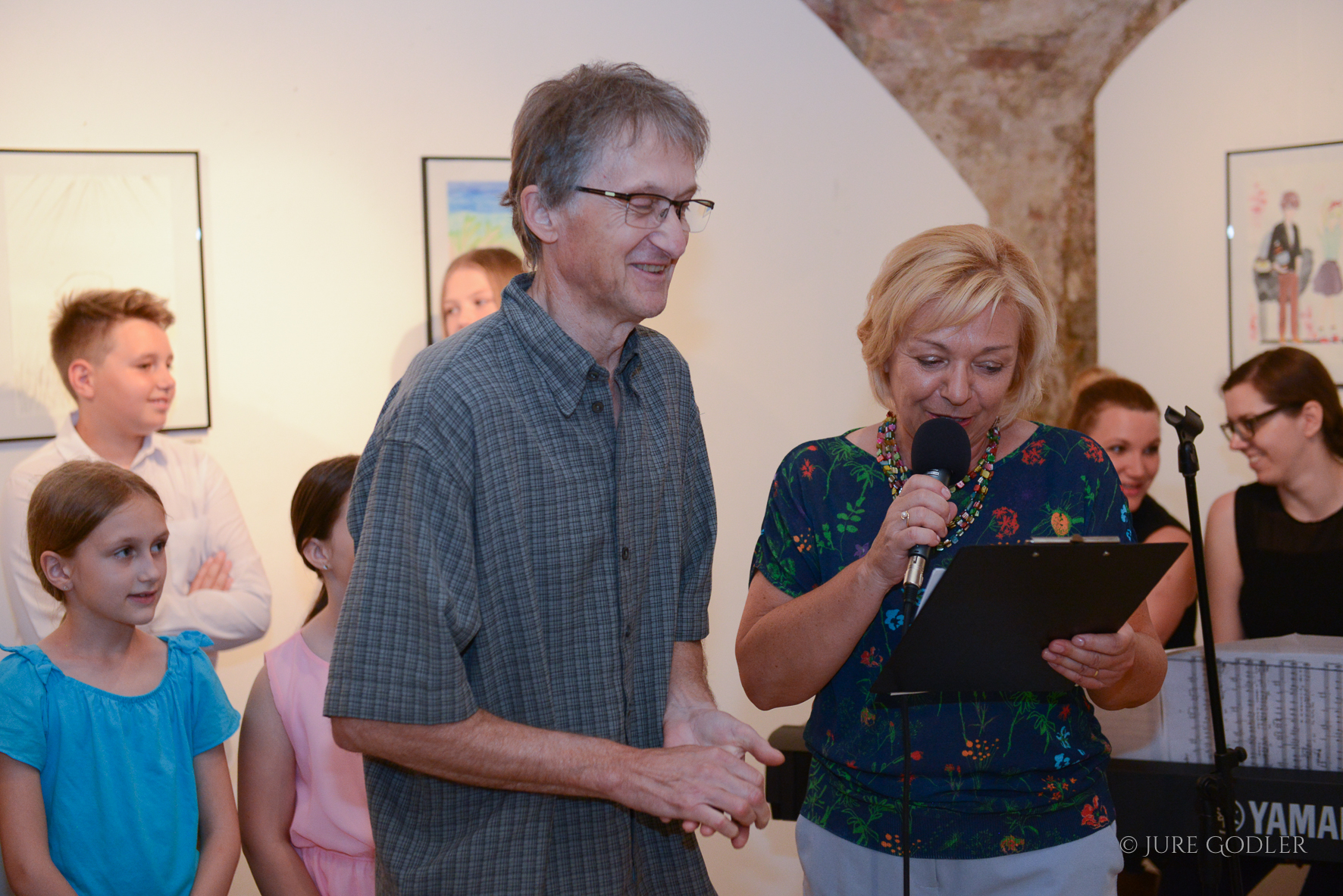 Ilustrator Zvonko Čoh in vodja JSKD OI Šentjur Anita Koleša